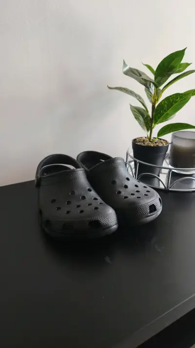 Zuecos Crocs negros unisex cómodos - miniatura 1
