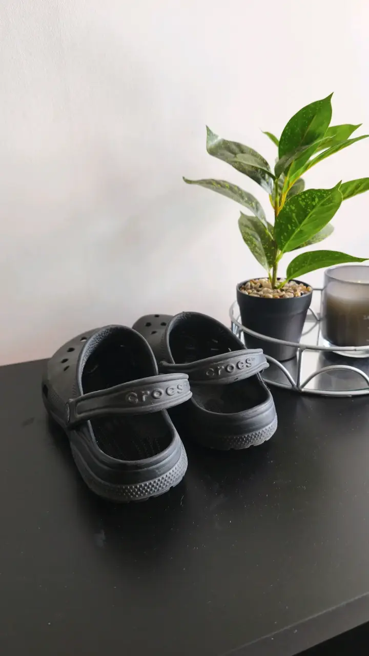 Zuecos Crocs negros unisex cómodos - 2