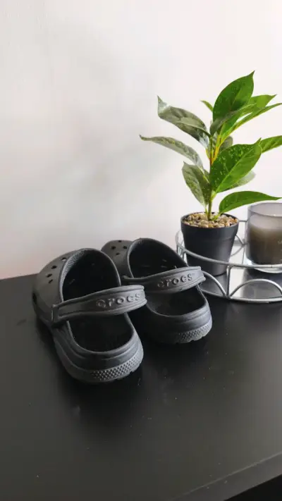 Zuecos Crocs negros unisex cómodos - miniatura 2
