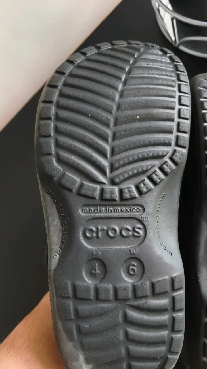 Zuecos Crocs negros unisex cómodos - 3