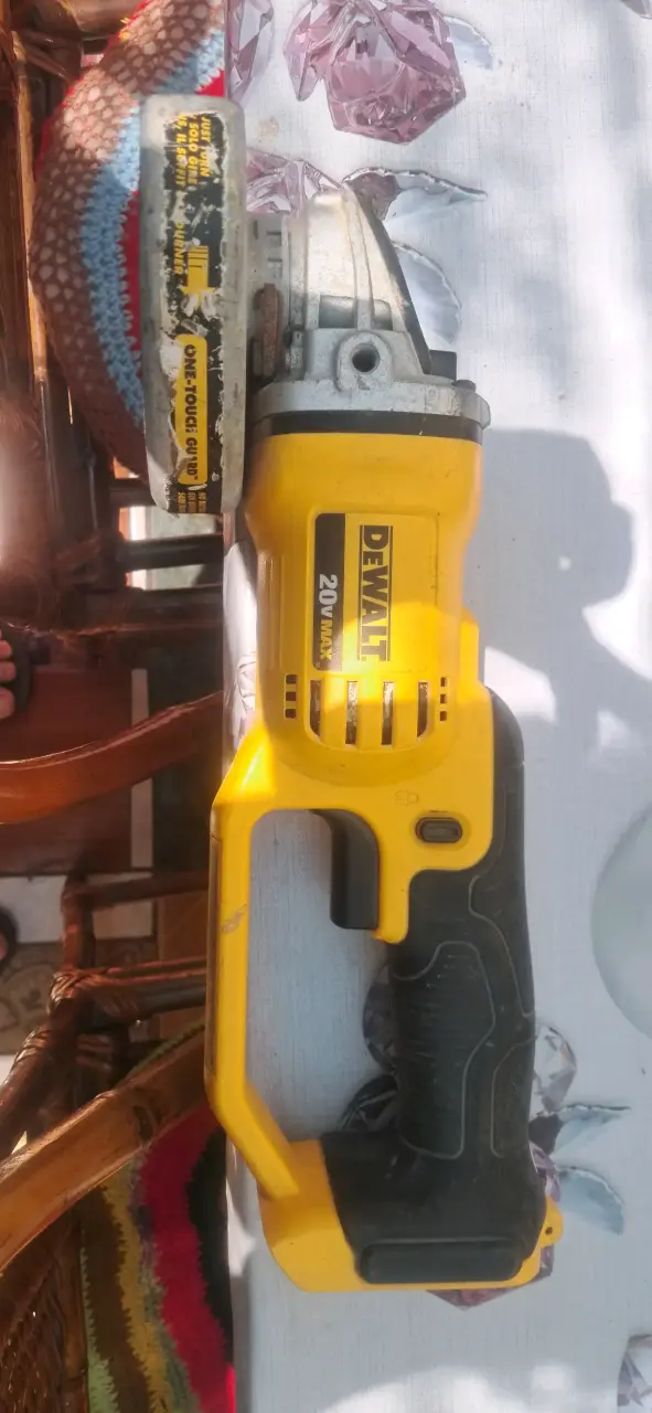 Esmeriladora angular inalámbrica DeWalt 20V - 1
