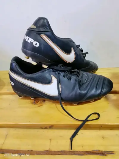 Botines de fútbol Nike Tiempo negros - miniatura 1