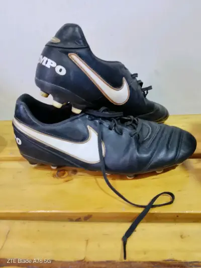 Botines de fútbol Nike Tiempo negros - miniatura 2