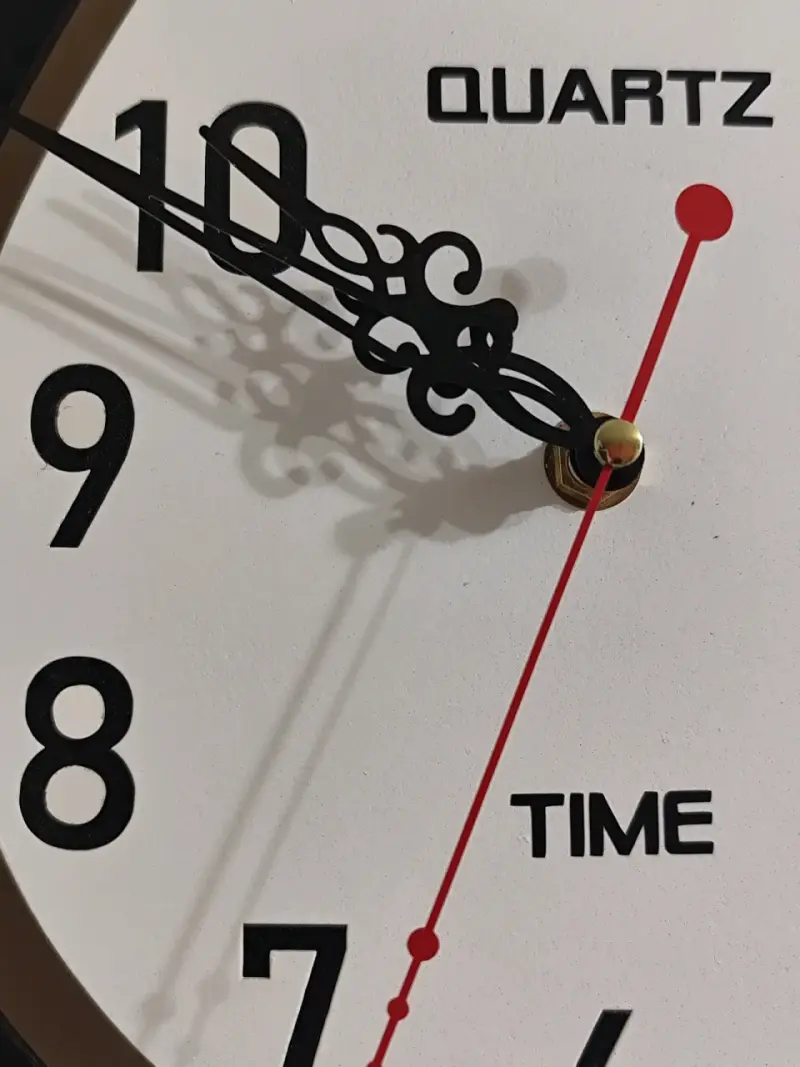 Reloj de Pared Moderno con Péndulo - 3