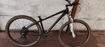 Bicicleta de montaña con suspensión delantera - miniatura 2