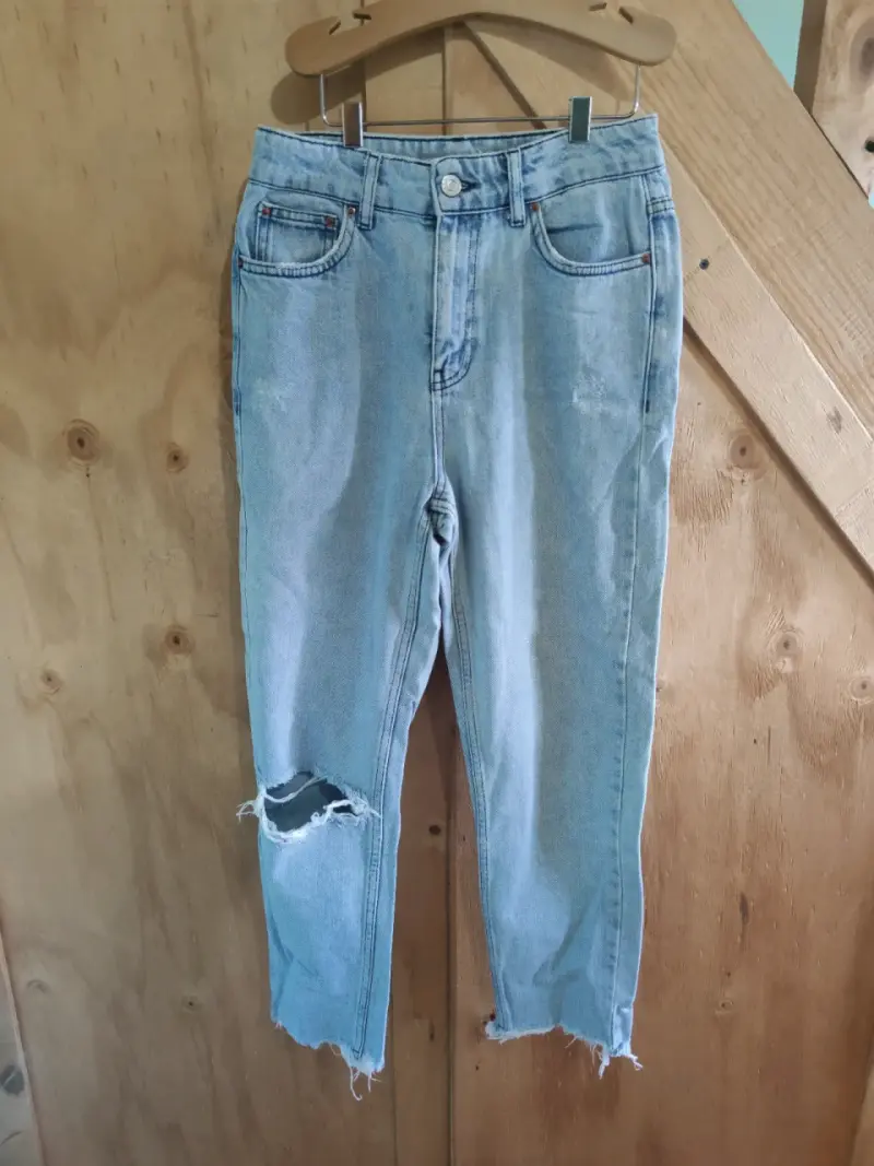 Jeans de mezclilla azul claro con rotura talla 34 - 1