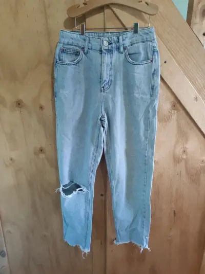 Jeans de mezclilla azul claro con rotura talla 34 - miniatura 1