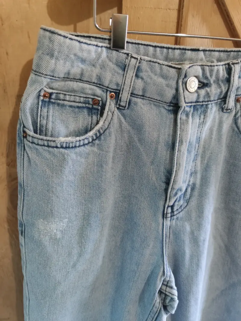 Jeans de mezclilla azul claro con rotura talla 34 - 2