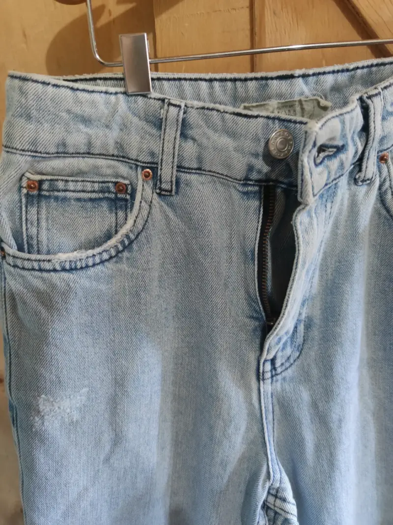 Jeans de mezclilla azul claro con rotura talla 34 - 3