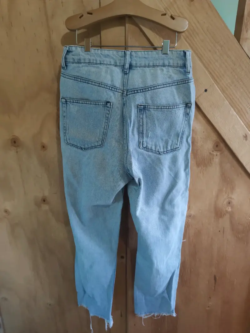 Jeans de mezclilla azul claro con rotura talla 34 - 4