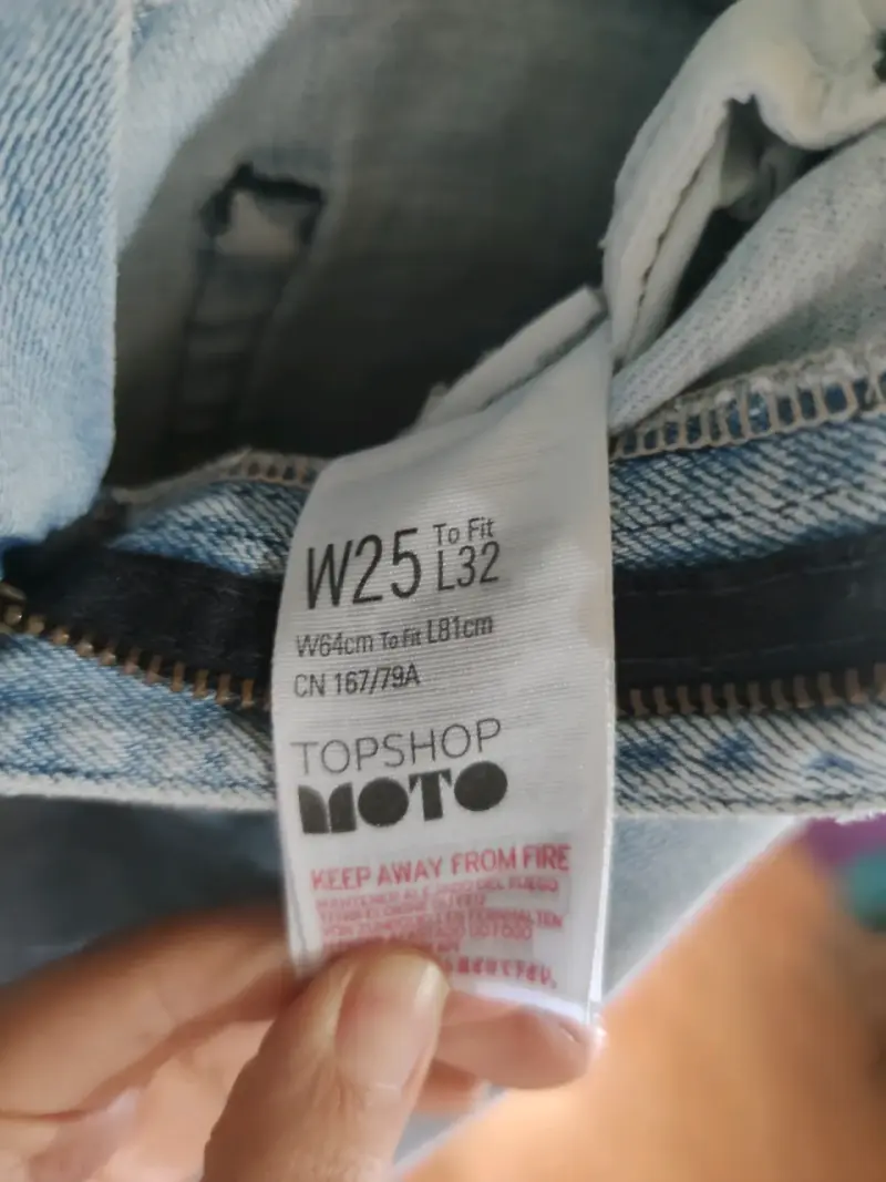Jeans de mezclilla azul claro con rotura talla 34 - 6