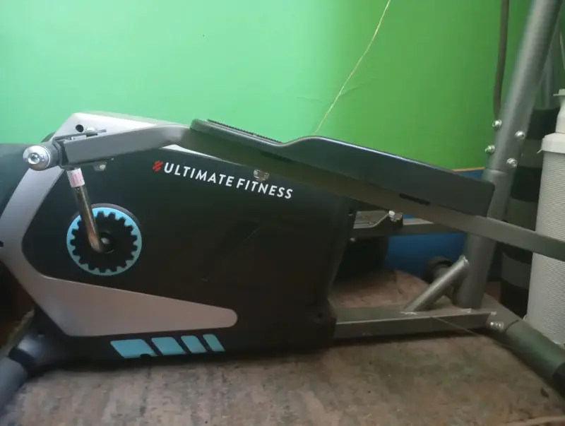 Bicicleta estática Ultimate Fitness con monitor - 1