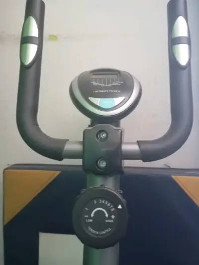 Bicicleta estática Ultimate Fitness con monitor - miniatura 3