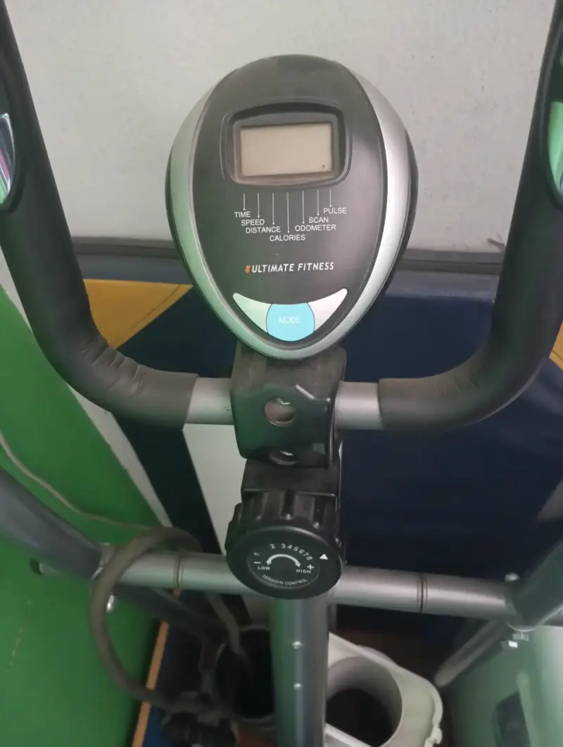 Bicicleta estática Ultimate Fitness con monitor - 4