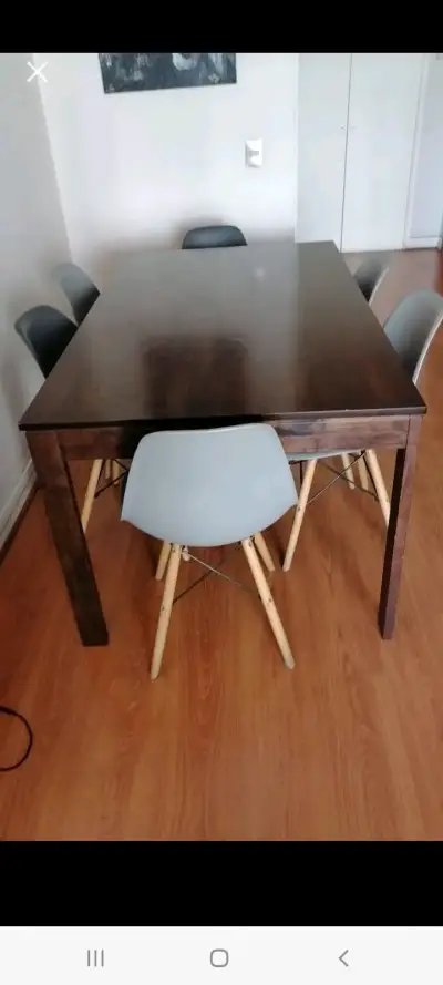 Mesa de comedor con sillas modernas - miniatura 1