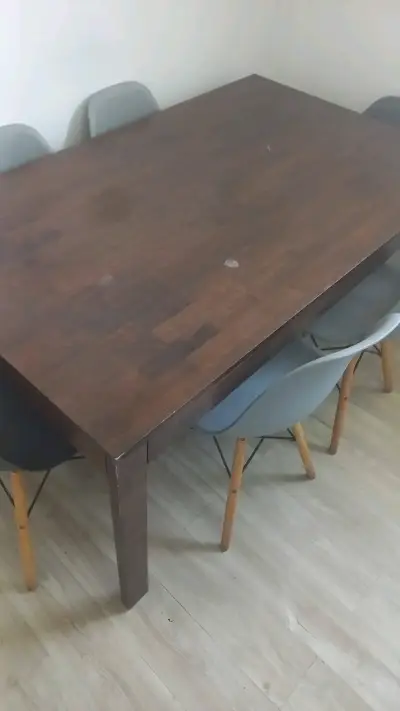 Mesa de comedor con sillas modernas - miniatura 2
