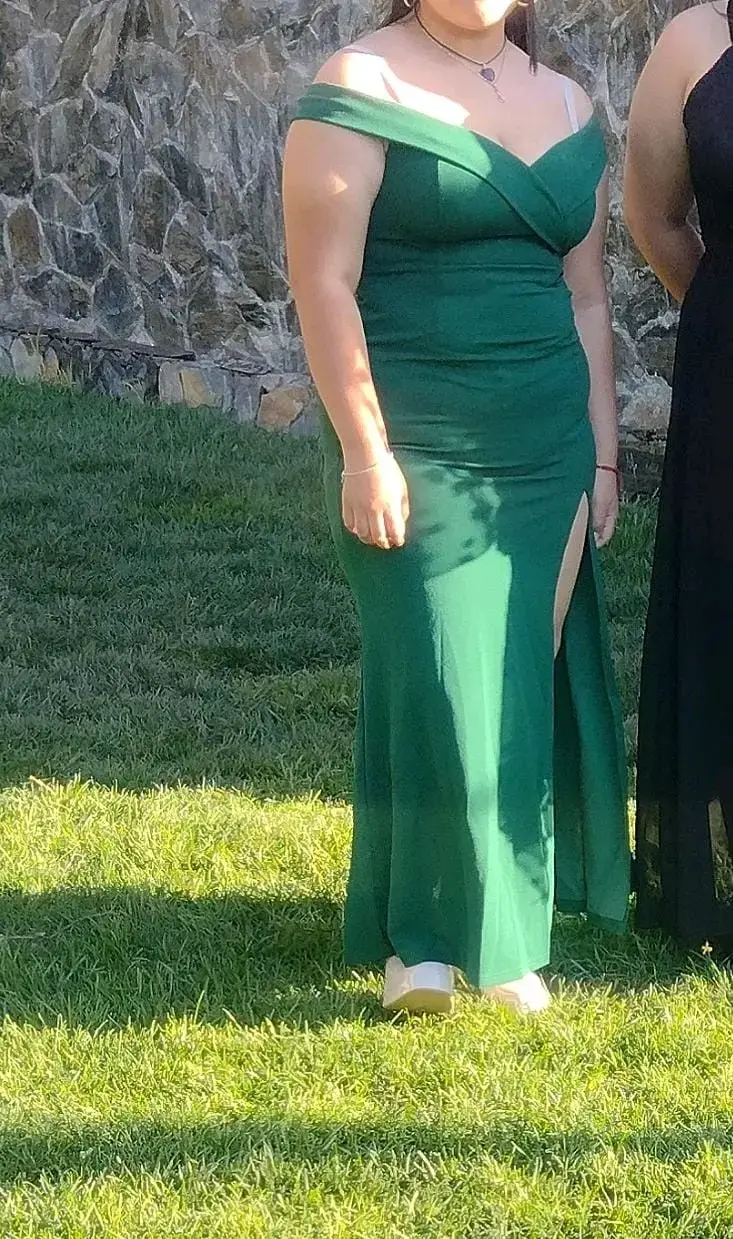 Vestido largo verde con abertura lateral