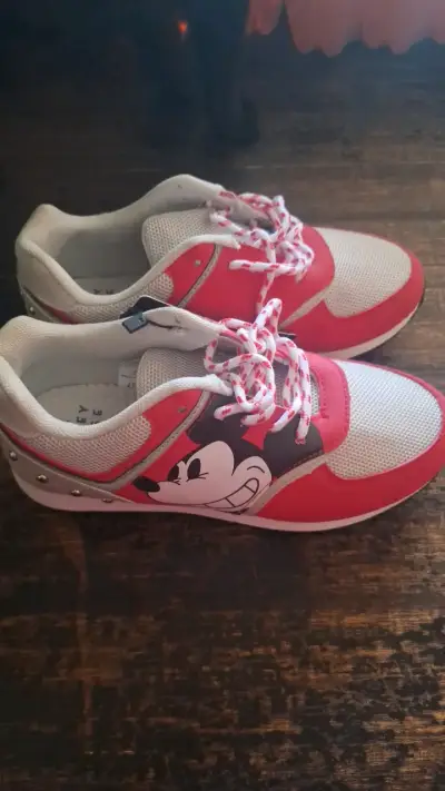 Zapatillas deportivas Mickey Mouse rojas y blancas - miniatura 1
