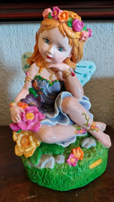 Figura decorativa de hada con flores de yeso - miniatura 1