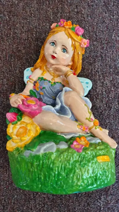 Figura decorativa de hada con flores de yeso - miniatura 2