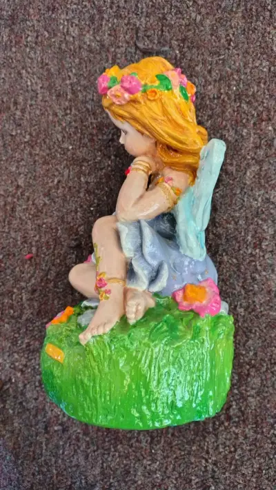 Figura decorativa de hada con flores de yeso - miniatura 3