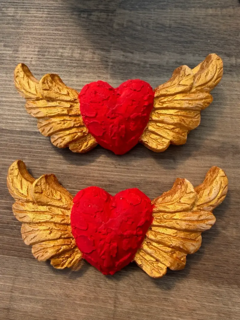 Decoración de pared corazones alados dorados