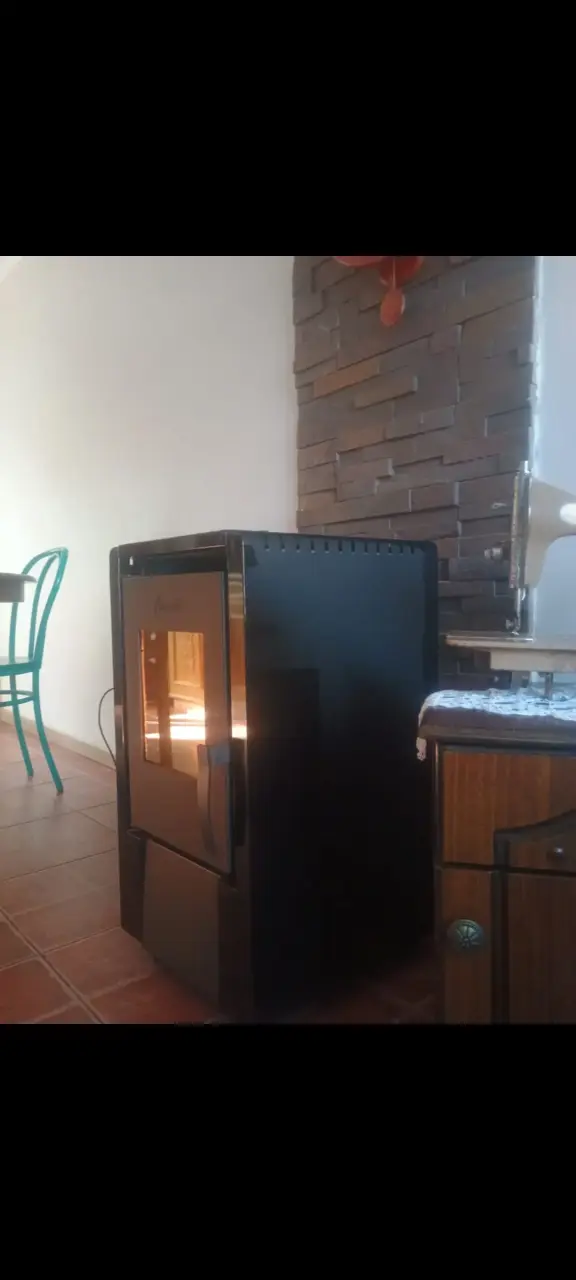 Estufa a pellet negra en buen estado - 3