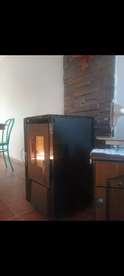 Estufa a pellet negra en buen estado - miniatura 3