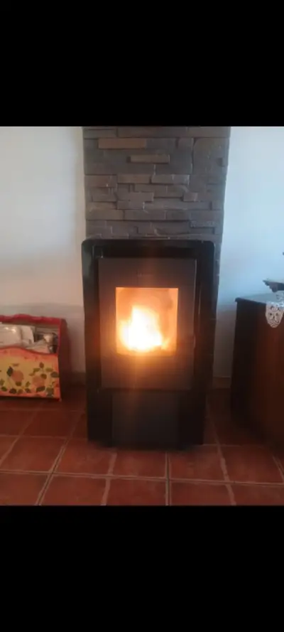 Estufa a pellet negra en buen estado - miniatura 4