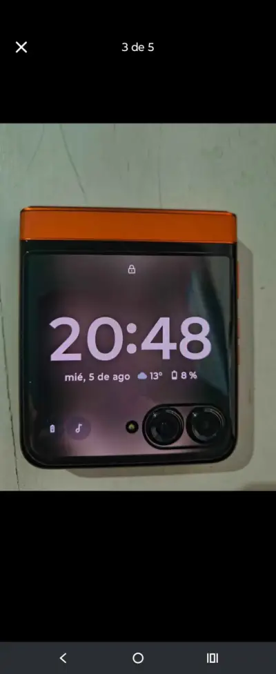 Smartphone Motorola Razr 50 con Pantalla Plegable - miniatura 1