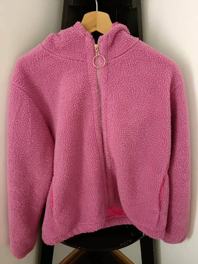 Chaqueta de lana polar rosada con cierre