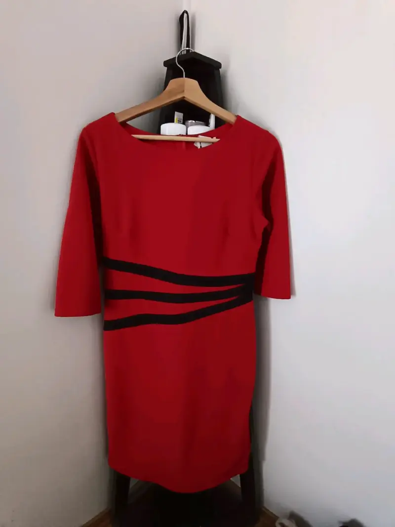 Vestido rojo con detalles negros elegante - 1