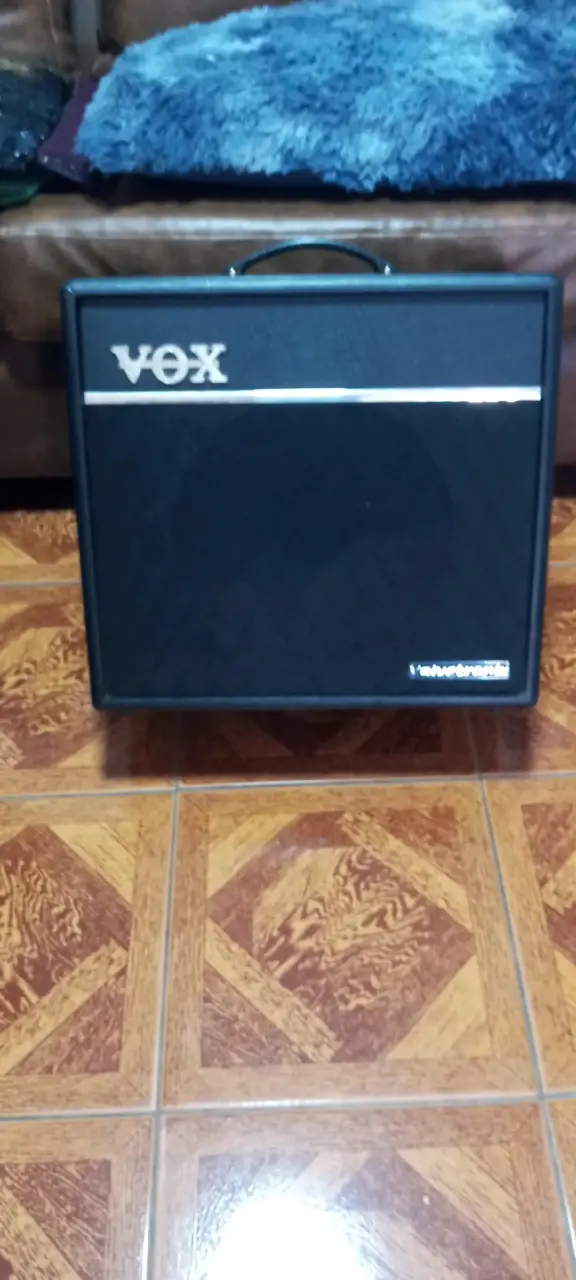 Amplificador Vox Valvetronix con pedalera - 1