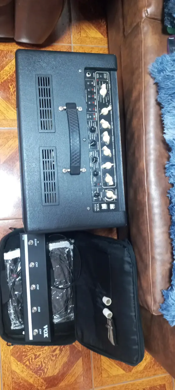 Amplificador Vox Valvetronix con pedalera - 2