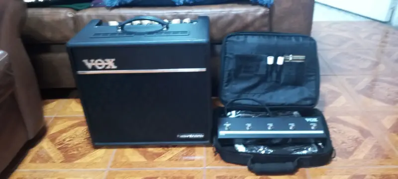 Amplificador Vox Valvetronix con pedalera - 3
