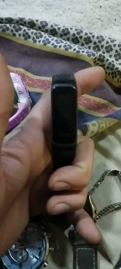 Smartwatch deportivo negro con pantalla táctil - miniatura 2