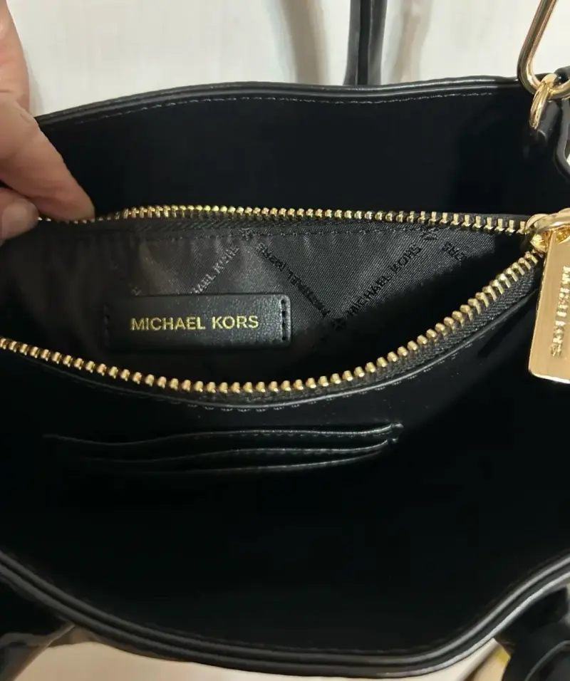 Bolso Michael Kors original negro con su bolsa - 2