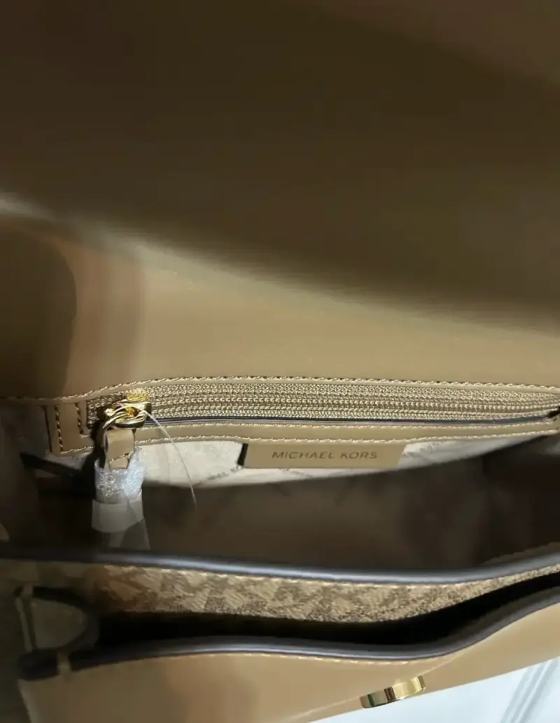 Cartera Michael Kors beige con cadena dorada - 2