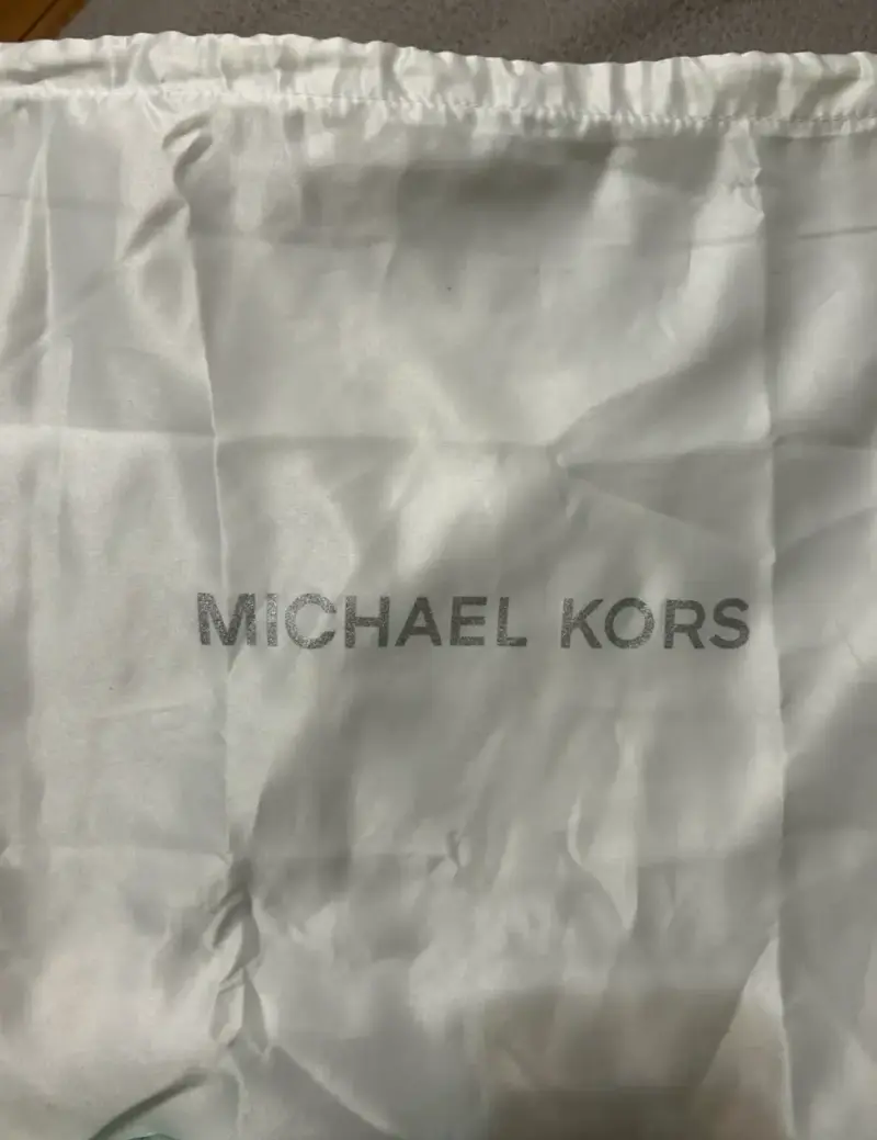 Cartera Michael Kors beige con cadena dorada - 3