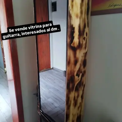 Vitrina para guitarra con acabado rústico - miniatura 1