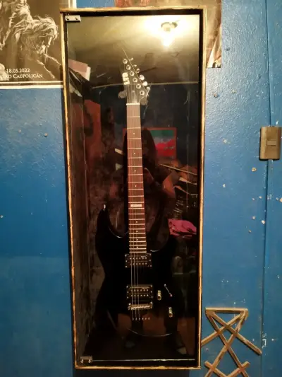 Vitrina para guitarra con acabado rústico - miniatura 3