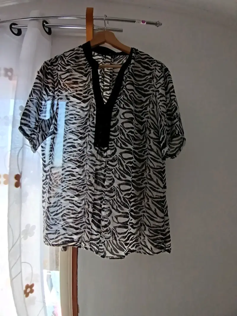 Blusa estampado animal print en blanco y negro