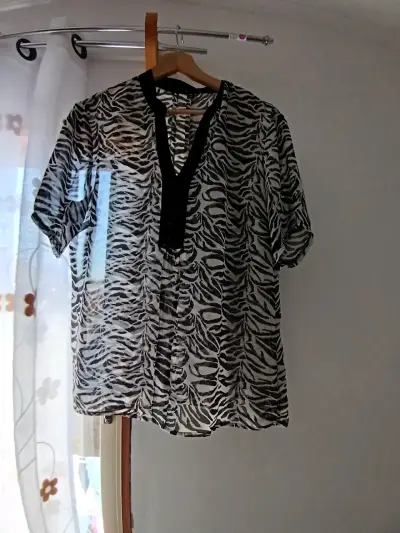 Blusa estampado animal print en blanco y negro - miniatura 1