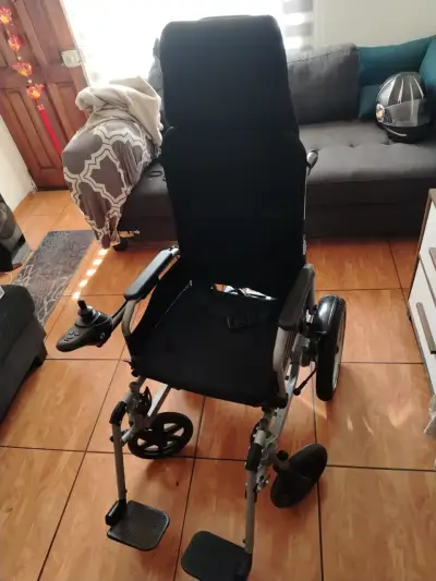 Silla de ruedas eléctrica FirstCare con control - miniatura 1