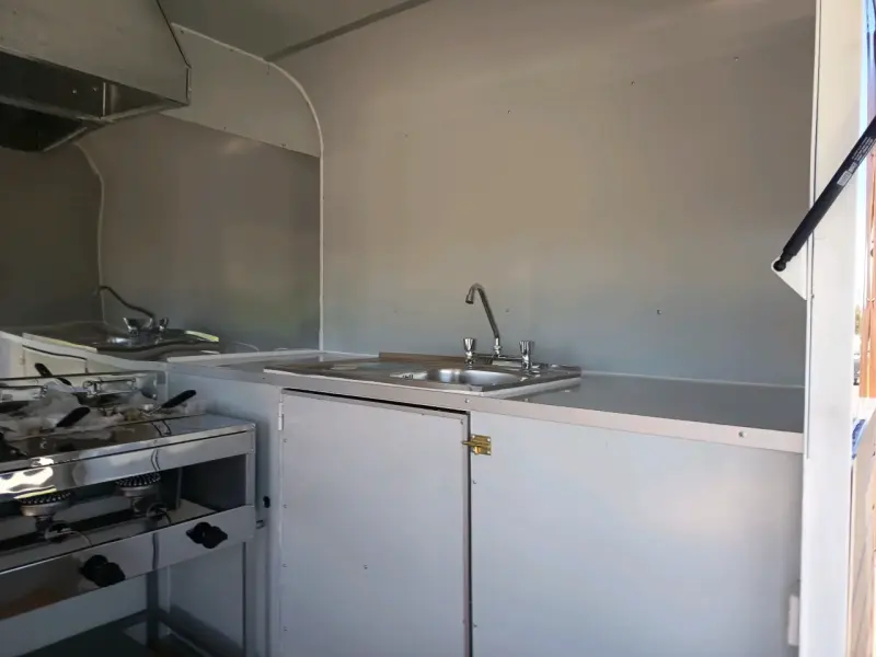 Carro de Comida Móvil con Equipamiento Completo - 4