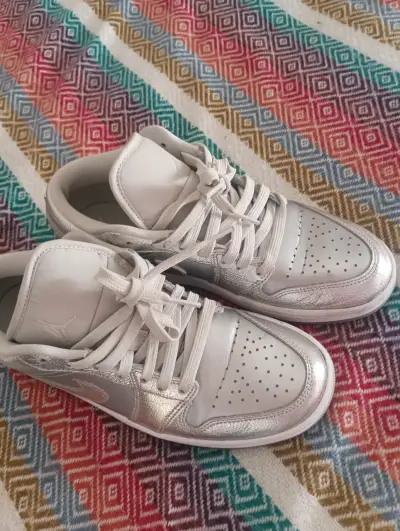 Zapatillas Nike Air Jordan 1 Low SE Plateadas - miniatura 1