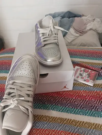 Zapatillas Nike Air Jordan 1 Low SE Plateadas - miniatura 2