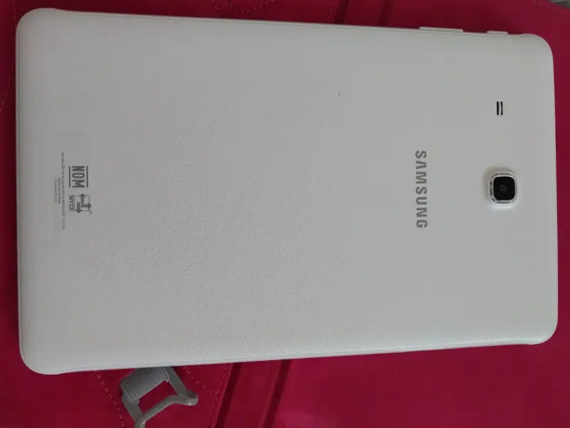 Tablet Samsung Galaxy Tab E blanca en buen estado - 1