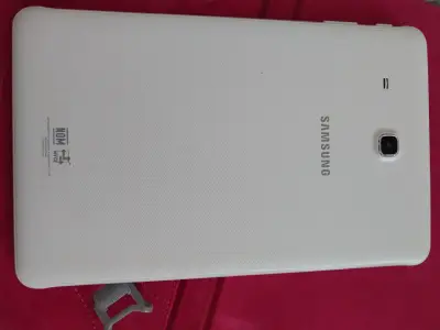 Tablet Samsung Galaxy Tab E blanca en buen estado - miniatura 1