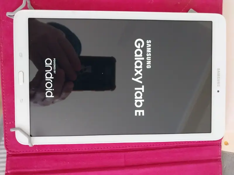 Tablet Samsung Galaxy Tab E blanca en buen estado - 3